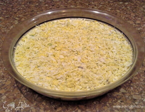 На верхний слой салата посыпьте побольше яичного желтка. Салат готов!