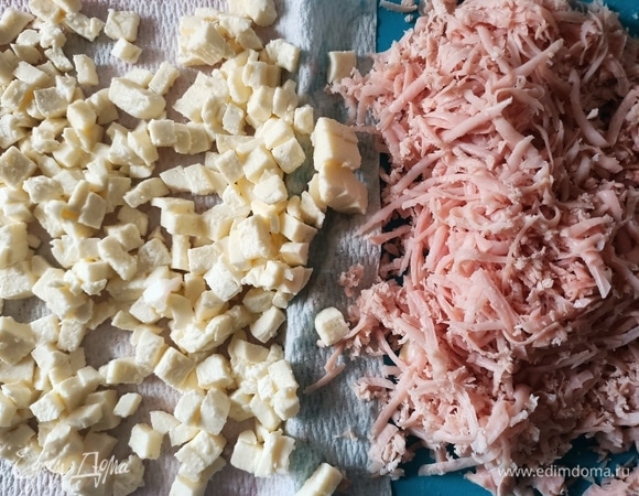 Мелко нарезать моцареллу, выложить на бумажное полотенце для удаления лишней сыворотки. Ветчину натереть на крупной терке.