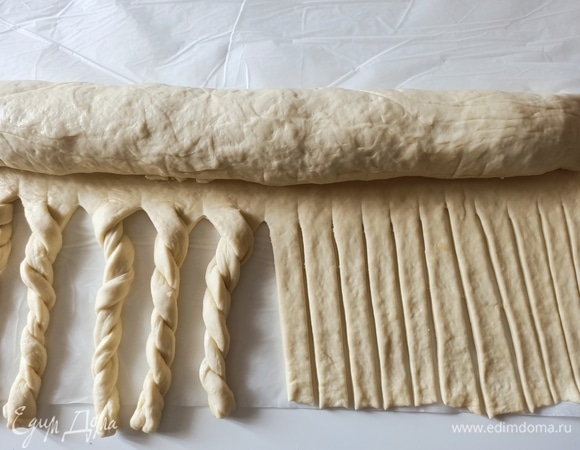 Затем скрутить две полоски теста между собой.