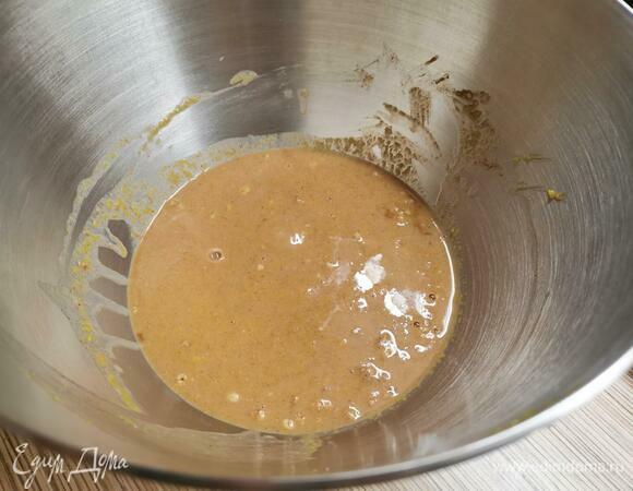 В чашу миксера влить теплое молоко. Добавить тыквенное пюре, дрожжи, сахар, яйцо, куркуму и корицу. Насадкой крюк перемешать все ингредиенты.