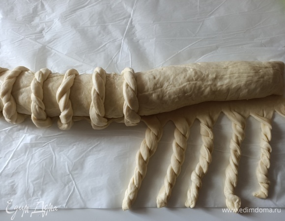 Обернуть рулет «косичками».