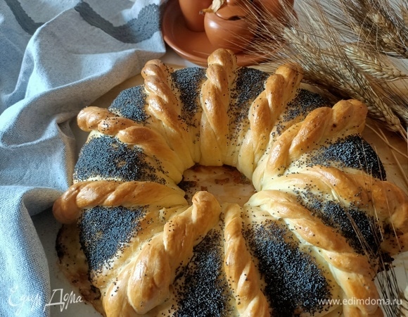 Через 30 минут смазать рулет яйцом и посыпать маком. Выпекать в предварительно разогретой до 180°C духовке в течение 40–45 минут. Приятного аппетита!