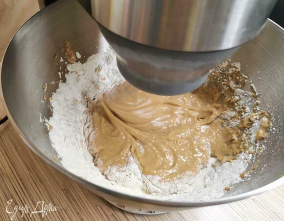 В несколько этапов добавить просеянную муку.