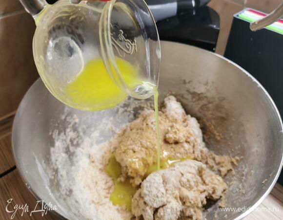 Влить растопленное сливочное масло. Вымешивать еще пару минут до однородности и гладкости.