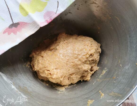 Тесто получается немного липкое. Не пугайтесь! Накрыть полотенцем и убрать в теплое место на 1 час. Я разогреваю духовку до 30°C, выключаю и ставлю туда тесто. Оно там прекрасно подходит.