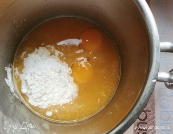 Пока тесто подходит, займемся кремом. Из апельсинов отжать сок. У меня ушло 2 средних апельсина. В сотейнике смешать сок апельсина, крахмал, желтки и сахар. Перемешать венчиком до однородности.