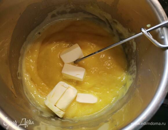 Поставить на огонь и мешать постоянно до загустения. Снять с огня и добавить сливочное масло. Перемешать до растворения.