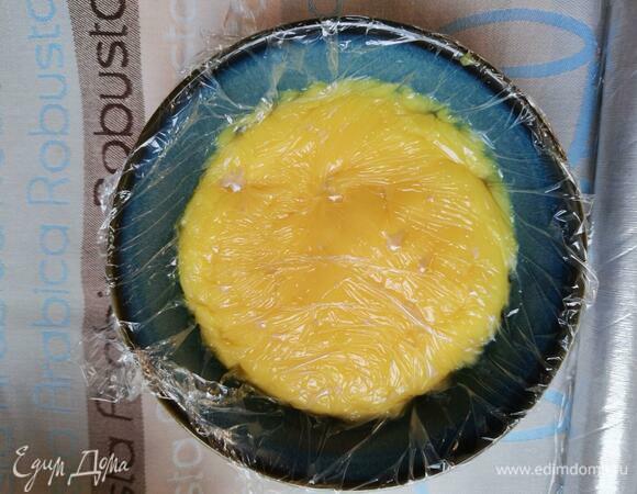 Переложить крем в миску и накрыть в контакт — прижать пленку непосредственно к крему. Чтобы не образовывался воздух. Это нужно для того, чтобы на креме не образовывался конденсат и корочка.