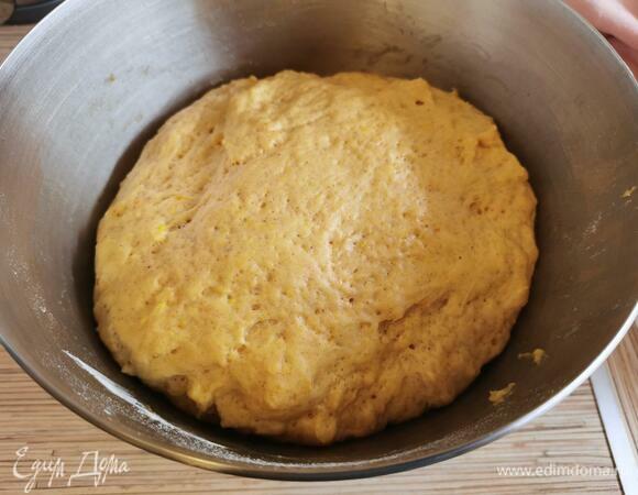 Тесто у нас отлично подошло. Стол припылить мукой и выложить тесто, обмять руками. Главное, не забить его мукой.