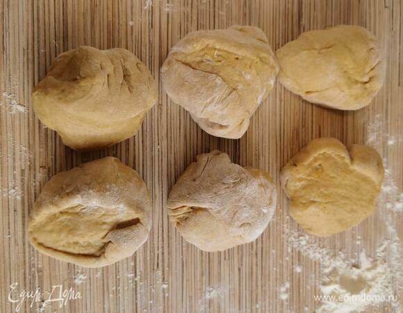 Тесто разделить на 6 равных частей. Скатать в колобки. Можно и больше, но тогда булочки будут поменьше. Я в следующий раз сделаю их поменьше, так даже удобнее есть.