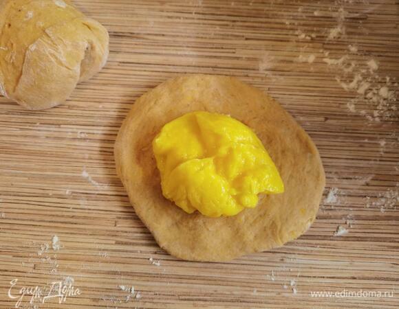 Каждый колобок разминаем и выкладываем апельсиновую начинку. У меня получилось по 1 ст. л. на каждую булочку.