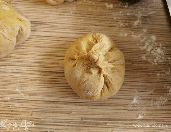 Собираем края и защипываем.