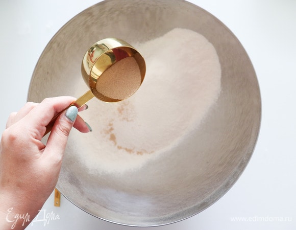 Муку просеиваем, перемешиваем с дрожжами и оставляем на 10 минут. Именно в этот момент дрожжи начинают взаимодействовать с мукой.