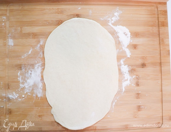 Делим наше тесто на 4 части, скатываем в шарик и раскатываем каждый шарик в овал.