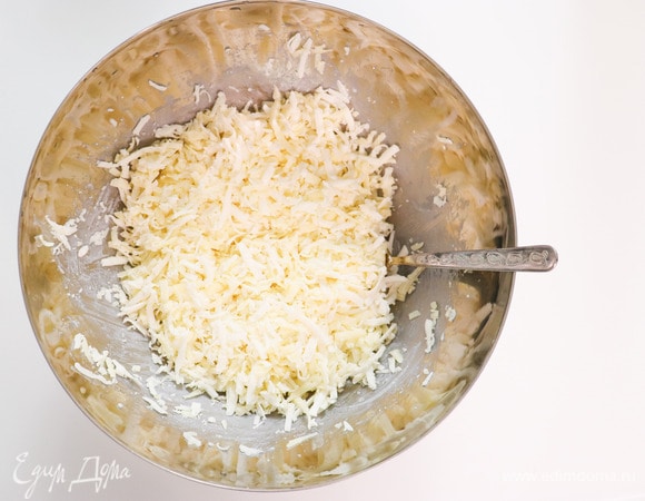 Сулугуни и моцареллу натираем на терке, добавляем сливки, перемешиваем.