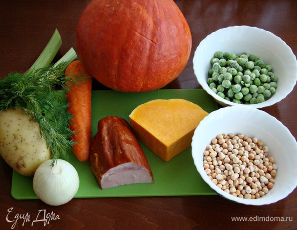 Подготовить все необходимые ингредиенты. Сухой горох промыть и замочить на два часа. Затем воду слить, залить свежей водой и поставить варить.