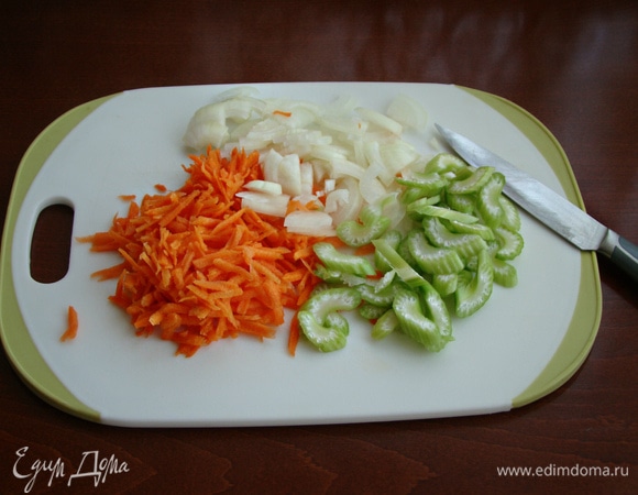 Пока варится горох, нашинковать лук, стебель сельдерея и морковь.