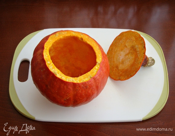 Подготовить тыкву. Для этого очистить ее от семян и волокон.