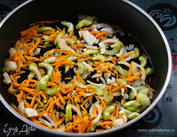 Обжарить нашинкованные овощи на растительном масле.