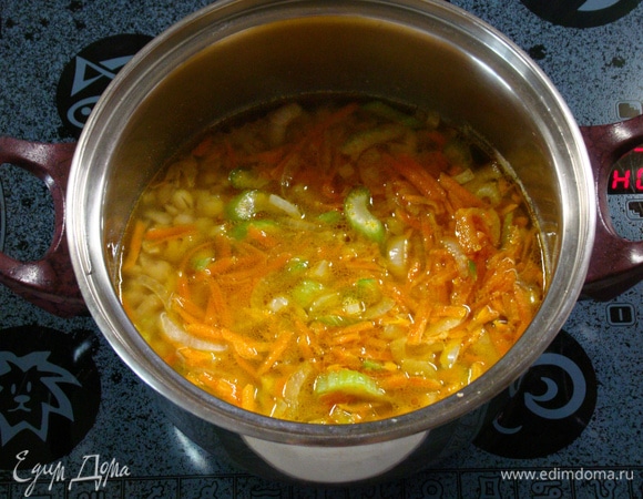 К сваренному гороху добавить обжаренные овощи, довести до кипения и проварить в течение 10 минут.