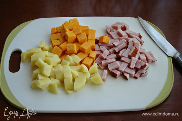 Картофель, тыкву и копченый карбонад нарезать на небольшие кубики.