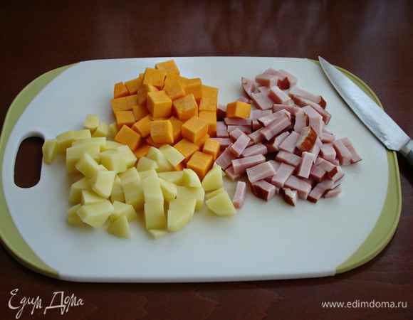 Картофель, тыкву и копченый карбонад нарезать на небольшие кубики.