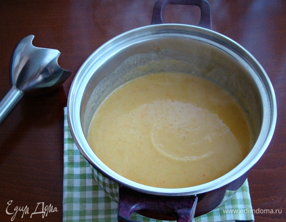 Суп пюрировать блендером до однородности.
