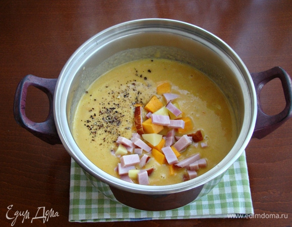 Добавить картофель, тыкву и карбонад. Посолить и поперчить по вкусу, перемешать.