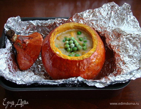 Затем добавить зеленый замороженный горошек, перемешать и поставить обратно в духовку буквально минут на 10. Горошек очень быстро варится.