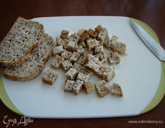 И какой же гороховый суп без сухариков? Пока тыквенный суп томится в духовке, приготовим сухарики из цельнозернового хлеба. Их можно обжарить на сковороде или запечь в духовке.