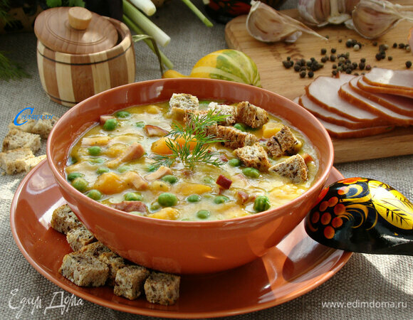 Если кто-то не очень любит тыкву, то суп можно сварить и подать традиционно, в миске. Вкус от этого не изменится, а палитра красок поднимет настроение холодным осенним днем.