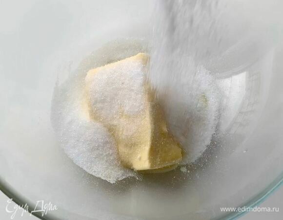 В миску выложите мягкое сливочное масло, всыпьте сахар и взбейте до посветления и пышности.