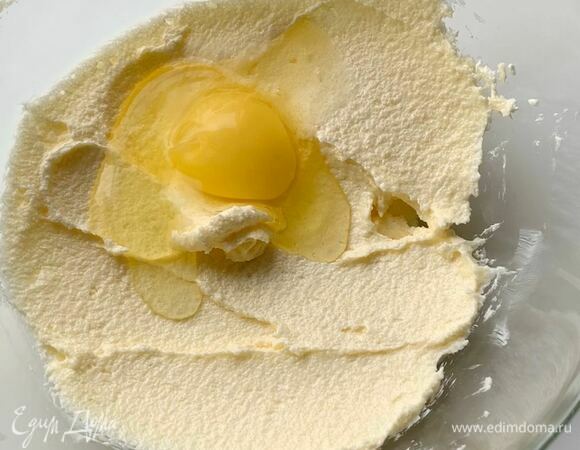 Вбейте яйцо и еще раз взбейте до однородности.