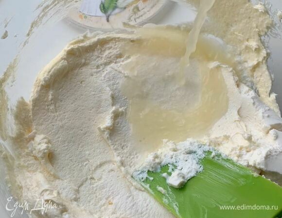 Выложите рикотту, слегка разомните лопаткой. Затем влейте лимонный сок, все хорошо взбейте.