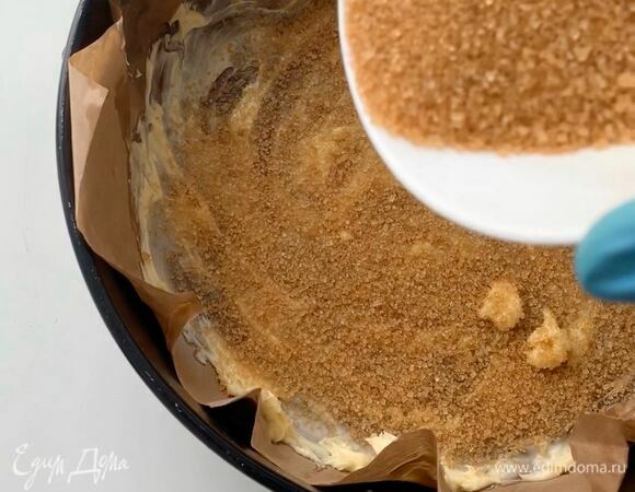 Форму диаметром 20 см застелите пергаментом, смажьте мягким сливочным маслом (25 грамм), равномерно посыпьте тростниковым сахаром и поставьте в разогретую духовку при 180°С на 8–9 минут.