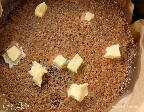 На горячий сахар выложите кусочки сливочного масла (25 грамм).