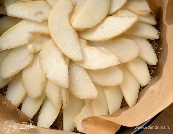 Груши помойте, очистите от кожуры, удалите семечки и нарежьте на ломтики. Выложите веером на дно формы.