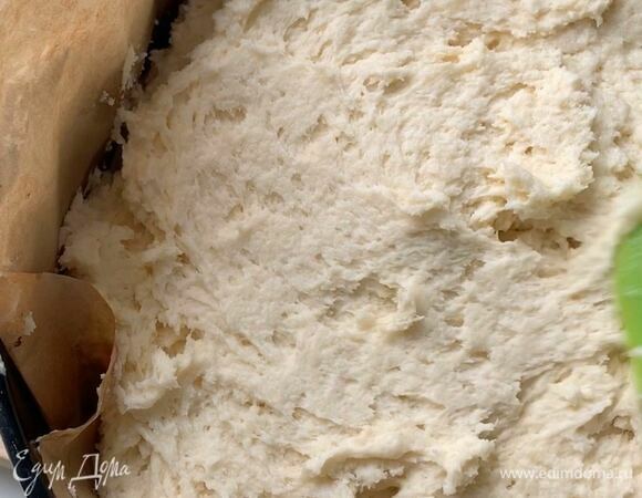 Сверху аккуратно выложите тесто. Не давите, старайтесь сохранять воздушность. Поставьте заготовку в разогретую духовку и выпекайте при 180°С около 40-45 минут. Готовый пирог переверните на блюдо грушами наверх. Приятного аппетита!