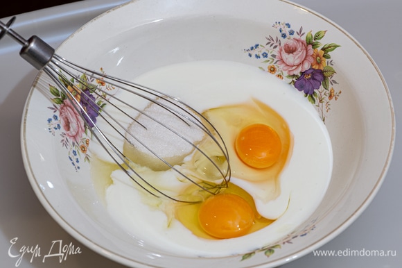 В большой миске взбить венчиком яйца, кефир, соль и сахар.