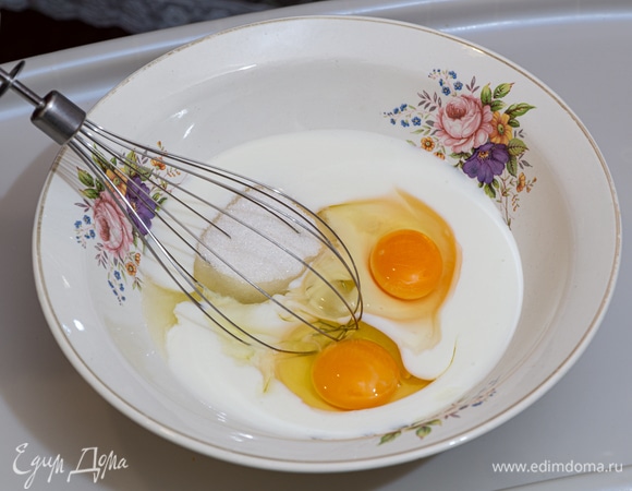 В большой миске взбить венчиком яйца, кефир, соль и сахар.
