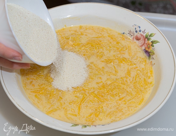 В миску к тыквенной смеси добавить манку, аккуратно перемешать и оставить на 10 минут для разбухания манки.