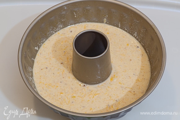 Приготовленное тыквенное тесто влить в смазанную маслом форму для запекания и поставить в разогретую духовку.