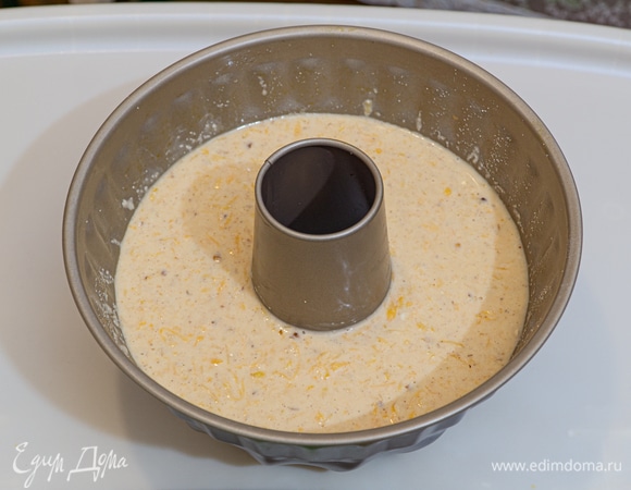 Приготовленное тыквенное тесто влить в смазанную маслом форму для запекания и поставить в разогретую духовку.