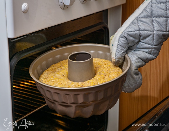 Выпекать ароматный тыквенный манник при 180°С около 40 минут. Проверить готовность десерта зубочисткой.