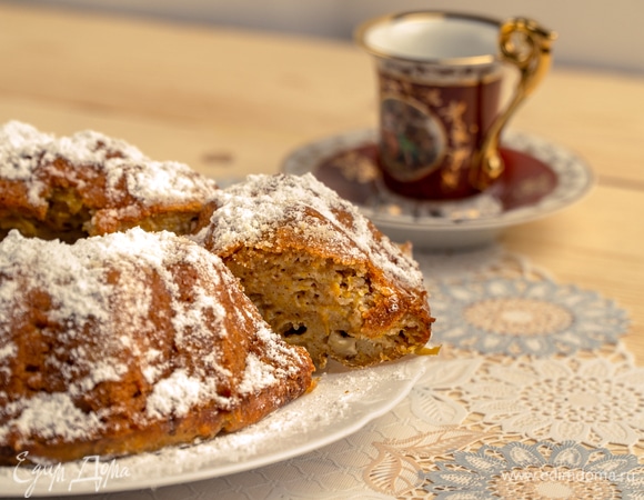 Переложить тыквенный манник из формы на сервировочное блюдо и украсить сверху сахарной пудрой. Приятного аппетита!