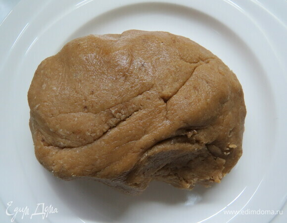 Тесто завернуть в пленку и убрать в холодильник не менее, чем на 30 минут.