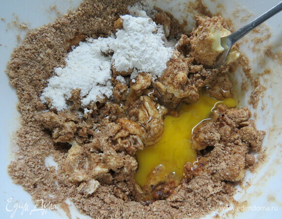 Пока охлаждается тесто, займемся приготовлением франжипана. Это красивое слово означает не что иное, как густой миндальный крем. Холодное незамороженное масло перемешать с миндальной крошкой при помощи блендера, добавить коричневый сахар, щепотку ванилина, 0,5 ст. л. муки, ликер (апельсиновый, амаретто), целое яйцо и еще раз взбить. Убрать в холодильник.