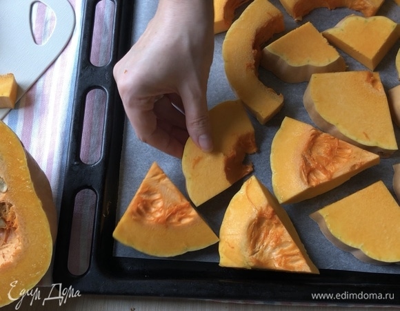 Примерно 0,5 кг тыквы режем на кусочки и запекаем в духовке до мягкости при 180°C, примерно 20 минут.