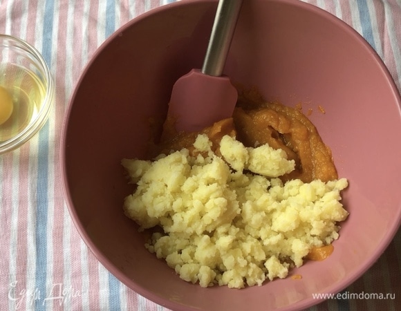 Смешиваем картофельное и тыквенное пюре.
