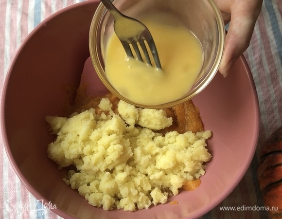 Нам потребуется половина куриного яйца. Для этого перемешиваем его вилочкой, разбивая желток. И вводим половину в пюре. Можно изначально отделить желток и взять только его.